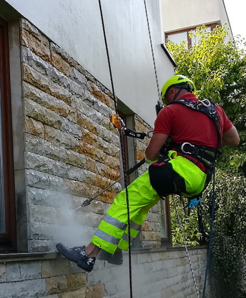 Montaż urządzeń do komunikacji mobilnej alpinistami.